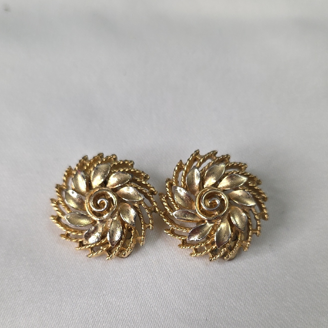 Vintage Lisner Clip On Earrings 12$